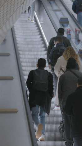 Video-Vertical-De-Pasajeros-En-Escaleras-Mecánicas-En-La-Estación-De-Metro-De-La-Nueva-Línea-Elizabeth-En-Londres-Liverpool-Street-Uk-2